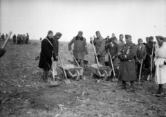 Hungary, Ferihegy (now - Ferenc Liszt) International Airport, Budapest XVIII., munkaszolgálatosok és parancsnokuk a repülőtér építésekor., 1944, A R, labor service, Budapest, shovel, wheelbarrow, Fortepan #62514