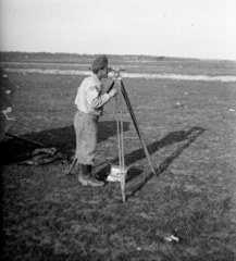 Hungary, Ferihegy (now - Ferenc Liszt) International Airport, Budapest XVIII., munkaszolgálatos földmérő a repülőtér építésekor., 1944, A R, theodolite, labor service, Budapest, Fortepan #62516