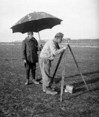 Hungary, Ferihegy (now - Ferenc Liszt) International Airport, Budapest XVIII., munkaszolgálatos földmérő, háttérben az épülő nagyhangár., 1944, A R, sunshades, camouflage pattern, theodolite, labor service, Budapest, Fortepan #62517