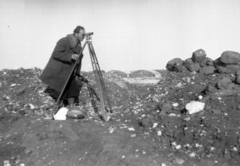 Hungary, Ferihegy (now - Ferenc Liszt) International Airport, Budapest XVIII., munkaszolgálatos földmérő, háttérben az épülő nagyhangár., 1944, A R, theodolite, Budapest, Fortepan #62521