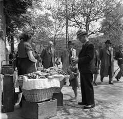 Magyarország, Városliget, Budapest XIV., Állatkerti körút. Balra az Állatkert kerítése, jobbra a Széchenyi fürdő., 1939, Góg Emese, kosár, perec, fonott áru, Budapest, Fortepan #62572