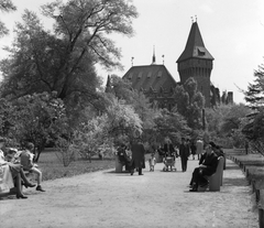 Magyarország, Városliget, Budapest XIV., Vajdahunyad vára a Kós Károly sétány irányából nézve., 1939, Góg Emese, kastély, séta, babakocsi, Alpár Ignác-terv, eklektikus építészet, Budapest, Fortepan #62574