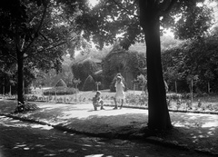 Hungary, Budapest II., Pasarét, az egykori Császári és Királyi Gyalogsági Hadapródiskola parkja., 1924, Szerdahelyi Márk, garden, street view, summer, kids, boy, girl, wooden cottage, Budapest, Fortepan #62622