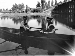 Magyarország, Győr, Mosoni-Duna, a Sziget városrészt Révfaluval összekötő jármos fahíd., 1916, Veszprém Megyei Levéltár/Klauszer, híd, csónakázás, víztükör, evezés, lány, fahíd, Fortepan #62669