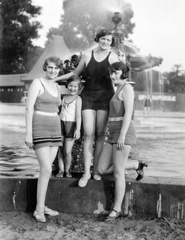 Magyarország, Margitsziget, Budapest, Palatinus Strandfürdő., 1935, Fortepan, strand, szökőkút, csoportkép, Fortepan #6267