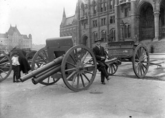 Hungary, Budapest V., Kossuth Lajos (Országház) tér a Parlament előtt. Oroszoktól zsákmányolt, közszemlére kitett 16 ágyú., 1914, Veszprém Megyei Levéltár/Klauszer, cannon, Imre Steindl-design, Neo-Gothic-style, eclectic architecture, Budapest, Fortepan #62716