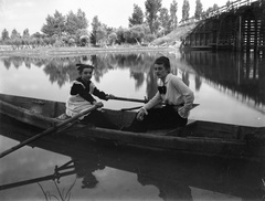 Magyarország, Győr, Mosoni-Duna, a Sziget városrészt Révfaluval összekötő jármos fahíd., 1913, Veszprém Megyei Levéltár/Klauszer, híd, csónakázás, víztükör, csónak, evezés, fahíd, Fortepan #62759