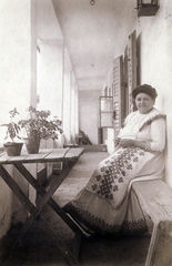 1908, Erdőssy Béla, portrait, folk costume, woman, bench, table, porch, Fortepan #6300