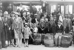 Slovakia,High Tatras, Csorbatói Fogaskerekű Vasút, Csorba és Csorbató között., 1921, Fortepan, Czechoslovakia, school, railway, uniform, tableau, women, men, tram, barrel, umbrella, kids, walking cane, gesture, Tatra Mountains, Fortepan #6353