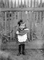 1922, Fortepan, girl, basket, ribbon, lath fence, Fortepan #6390