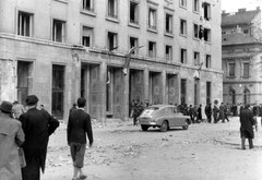 Magyarország, Budapest VIII., II. János Pál pápa (Köztársaság) tér 26., a Budapesti Pártbizottság székháza., 1956, Fortepan, háborús kár, szovjet gyártmány, GAZ-márka, pártház, felkelő, forradalom, bricsesz, épületkár, vöröskereszt, karszalag, automobil, GAZ M20 Pobjeda, Budapest, Államvédelmi Hatóság, Fortepan #6402