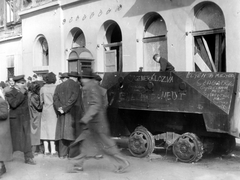 Magyarország, Budapest VII., Akácfa utca. Kiégett szovjet BTR-152 páncélozott lövészszállító jármű., 1956, Fortepan, felirat, páncélautó, forradalom, járműroncs, csoportosulás, harcjármű, BTR 152, Budapest, Fortepan #6404