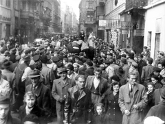 Magyarország, Budapest VII., Akácfa utca a Rákóczi út felől., 1956, Fortepan, cégtábla, tömeg, forradalom, szobor, bőrkabát, fodrászat, mozi, szűcs, Budapest, Fortepan #6405