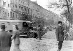 Magyarország, Budapest IX., Ferenc körút a Tompa utca torkolatánál. Csepel D-350 rendőrségi riadókocsi roncsa., 1956, Fortepan, forradalom, magyar gyártmány, járókelő, utcakép, Csepel-márka, járműroncs, épületkár, rendőrjármű, Csepel B-350/D-350, Budapest, Fortepan #6408