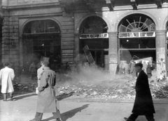 Magyarország, Budapest V., Kossuth Lajos utca 20., 1956, Fortepan, forradalom, járókelő, könyvesbolt, könyvégetés, Budapest, Fortepan #6413