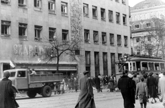 Magyarország, Budapest VIII., József körút, a Szabad Nép székháza, háttérben a Nemzeti Színház., 1956, Fortepan, forradalom, járókelő, teherautó, utcakép, Csepel-márka, villamos, dombormű, Budapest, Fortepan #6414