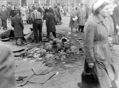 Magyarország, Budapest VIII., József körút, szemben a Nemzeti Színház., 1956, Fortepan, forradalom, járókelő, utcakép, rohamsisak, kíváncsiság, Budapest, Fortepan #6416