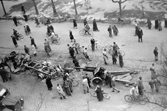 Magyarország, Budapest IX., Ferenc körút, a felvétel a Tompa utca sarkán álló épületből készült., 1956, Fortepan, kerékpár, forradalom, járókelő, teherautó, utcakép, járműroncs, ágyú, Budapest, M30 tarack, Fortepan #6419