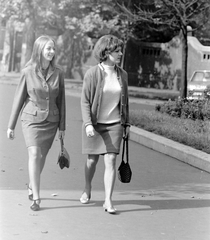 Hungary, Budapest VIII., Üllői út, Ludovika (Kun Béla) tér., 1969, Fortepan, fashion, women, genre painting, woman, handbag, skirt, Budapest, Fortepan #649