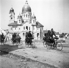 Románia,Erdély, Élesd, Felszabadulási tér (Piaţa Unirii), szemben az ortodox templom., 1940, Fortepan, kerékpár, bécsi döntés, területgyarapodás, templom, katona, Weiss Manfréd-márka, görögkeleti, pravoszláv templom, Fortepan #6493