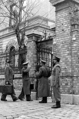 Magyarország, Budapest XII., Böszörményi út, Rendőr Tiszthelyettesi Iskola (később BM Nemzetközi Oktatási Központ) bejárata., 1950, Magyar Rendőr, tisztelgés, őrség, Budapest, Fortepan #65003