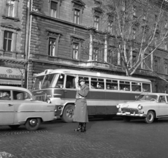 Magyarország, Budapest VI., Andrássy út (Népköztársaság útja) az Oktogonnál (November 7. tér), szemben az 52. szám a Hagenmacher-ház., 1963, Magyar Rendőr, forgalom, autóbusz, cégtábla, utcakép, Ikarus 620/630, automobil, GAZ M21 Volga, Opel Rekord, adó-vevő, Budapest, élelmiszerbolt, Közért Vállalat, Fortepan #65004