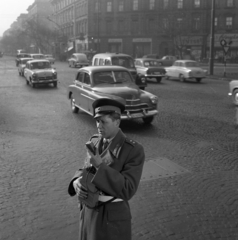 Magyarország, Budapest VI., Oktogon (November 7. tér), balra az Andrássy út (Népköztársaság útja) az Opera felé nézve., 1963, Magyar Rendőr, forgalom, utcakép, rendőr, Skoda Octavia, Moszkvics 407, adó-vevő, Budapest, FSO Warszawa, Fortepan #65005