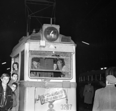 Magyarország, Budapest VI., Oktogon (November 7. tér), a közlekedési balesetben megrongálódott 4-es villamos vezetőállása., 1963, Magyar Rendőr, baleset, villamos, utas, bámészkodás, Ganz UV, viszonylattábla, viszonylatszám, Budapest, Fortepan #65011