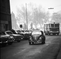 Magyarország, Budapest V., Dorottya utca a Széchenyi István (Roosevelt) tér felé nézve., 1964, Magyar Rendőr, Ikarus-márka, Volkswagen-márka, buszmegálló, Ikarus 620/630, Volkswagen Bogár, Budapest, Fortepan #65013