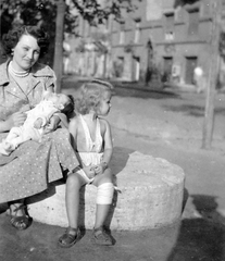 Hungary, Budapest IX., Bakáts tér, háttérben az 5. és 6. számú ház., 1946, Fortepan, newborn, kid, mother, Budapest, hold in arms, Fortepan #6502