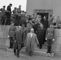 Magyarország, Budapest XIV., Ötvenhatosok tere (Felvonulási tér), a dísztribün hátsó frontja, Kádár János, Nyikita Sz.Hruscsov, Mögöttük Czinege Lajos, Dobi István, középen Kállai Gyula, felette Apró Antal és Fehér Lajos., 1964, Magyar Rendőr, híres ember, tisztelgés, miniszterelnök, Budapest, politikus, vigyázállás, Fortepan #65026