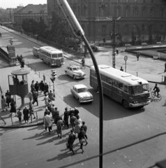 Magyarország, Győr, Baross Gábor (Lenin) út és híd a Szent István (Tanácsköztársaság) úttól nézve, jobbra a Városháza., 1964, Magyar Rendőr, útkereszteződés, jelzőlámpa, taxi, Ikarus-márka, Ikarus 620/630, jelzőtábla, automobil, Moszkvics 407, ÁMG 407, rendőrkalitka, madártávlat, neobarokk stílus, Hübner Jenő-terv, FSO Warszawa, kerékpár, gyalogátkelő, Fortepan #65030