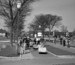 Magyarország, Budapest XIII., Gyermek tér, gyermek közlekedési park., 1964, Magyar Rendőr, jelzőlámpa, rendőrkalitka, pedálos autó, Budapest, KRESZ park, Fortepan #65032