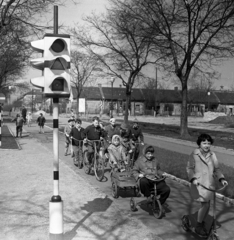 Magyarország, Budapest XIII., Gyermek tér, gyermek közlekedési park., 1964, Magyar Rendőr, kerékpár, jelzőlámpa, tricikli, Budapest, KRESZ park, Fortepan #65036