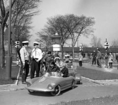 Magyarország, Budapest XIII., Gyermek tér, gyermek közlekedési park., 1964, Magyar Rendőr, pedálos autó, Budapest, KRESZ park, Fortepan #65037