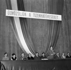 Magyarország, Budapest VI., Andrássy út (Népköztársaság útja), Magyar Állami Operaház, első személyi igazolvány átadása ünnepség keretében., 1964, Magyar Rendőr, felirat, mikrofon, szónoklat, Budapest, Fortepan #65041