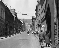 Magyarország, Pécs, Irgalmasok utcája (Bem utca) a Széchenyi tér felé nézve. Jobbra a POTE II. sz. Sebészeti Klinika (később Pécsi Irgalmasrendi Kórház)., 1964, Magyar Rendőr, forgalom, járókelő, utcakép, jelzőtábla, Fortepan #65044