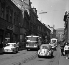 Magyarország, Pécs, Irgalmasok utcája (Bem utca) a Széchenyi tér felé nézve., 1964, Magyar Rendőr, forgalom, cégtábla, járókelő, utcakép, Ikarus-márka, Volkswagen-márka, Ikarus 620/630, Trabant 500, rendszám, Volkswagen Bogár, ÁMG 407, Fortepan #65045