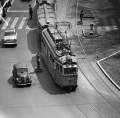 Magyarország, Budapest V., Károly (Tanács) körút a Dohány utcánál., 1964, Magyar Rendőr, forgalom, utcakép, Fiat-márka, rendőr, villamos, csibilámpa, automobil, Moszkvics 407, rendszám, rendőrdobogó, Budapest, viszonylatszám, gyalogátkelő, Fortepan #65046