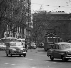 Magyarország, Budapest V.,Budapest VII., Károly (Tanács) körút Dohány utca - Rákóczi út közötti szakasza., 1964, Magyar Rendőr, forgalom, motorkerékpár, teherautó, utcakép, életkép, Ikarus-márka, rendőr, villamos, dobogó, Ikarus 620/630, automobil, mercedes w120, rendszám, Ganz UV, Opel Olympia Rekord, Csepel D450, rendőrdobogó, Budapest, viszonylatszám, FSO Warszawa, Fortepan #65049