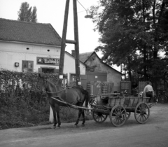 Magyarország, Debrecen, Vámospércsi út 159. (ekkor Bellegelő 117.)., 1964, Magyar Rendőr, italbolt, cégtábla, szekér, rendőr, fogat, Fortepan #65062