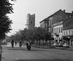 Magyarország, Debrecen, Piac utca (Vörös Hadsereg útja), szemben a református Kistemplom (Csonkatemplom)., 1964, Magyar Rendőr, kerékpár, motorkerékpár, járókelő, teherautó, utcakép, életkép, Volkswagen-márka, automobil, Skoda Octavia, Trabant 500, Opel Rekord, Volkswagen Bogár, GAZ 51, Fortepan #65063