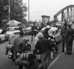 Magyarország, Komárom, határállomás, háttérben az Erzsébet híd., 1964, Magyar Rendőr, egyenruha, motorkerékpár, napernyő, svájcisapka, robogó, orkánkabát, bukósisak, kézitáska, táskarádió, Skoda Octavia, Wartburg 311/312, rendszám, Fiat 500, határőrség, Duna-híd, Feketeházy János-terv, országjelzés, Fortepan #65074