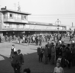 Magyarország, Nyíregyháza, vasútállomás., 1964, Magyar Rendőr, kalap, hangszer, életkép, bőrönd, zenekar, svájcisapka, vörös csillag, fúvószenekar, hangszóró, utas, Fortepan #65077