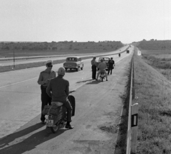 Magyarország, Budapest XI., az M1-M7-es autópálya Budaörs irányába nézve., 1966, Magyar Rendőr, motorkerékpár, rendőr, napszemüveg, igazoltatás, aktatáska, robogó, bukósisak, Moszkvics 407, rendszám, Opel Rekord P2, autópálya, Simson Schwalbe, Budapest, Fortepan #65082