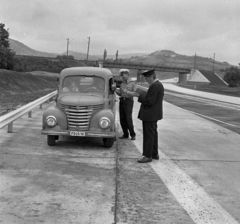 Magyarország, Törökbálint, az M7-es autópálya a vasúti felüljárónál., 1966, Magyar Rendőr, egyenruha, teherautó, IFA-márka, rendőr, vasúti híd, igazoltatás, tányérsapka, automobil, rendszám, Framo-márka, autópálya, Fortepan #65084