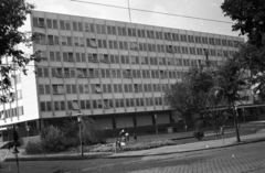 Magyarország, Szeged, Kossuth Lajos sugárút a Rákóczi tér felé nézve, szemben a Megyei Tanács (később Kormányhivatal)., 1964, Magyar Rendőr, tér, irodaház, Fortepan #65087