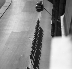 Magyarország, Budapest V., Kossuth Lajos tér, a felvétel a Parlament erkélyéről készült., 1964, Magyar Rendőr, árnyék, libasor, Budapest, madártávlat, felülnézet, tányérsapka, egyenruha, Fortepan #65088