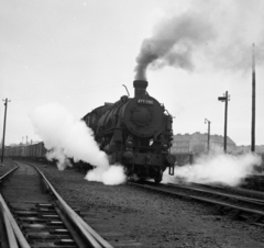 Magyarország, Budapest VI., Nyugati pályaudvar területe, jobbra a Podmaniczky (Rudas László) utca Rippl-Rónai és Munkácsy Mihály utca közötti szakasza., 1964, Magyar Rendőr, gőzmozdony, vasút, füst, MÁV 411 sorozat, Budapest, Fortepan #65089