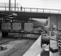 Magyarország, Budapest VI., Nyugati pályaudvar területe a Ferdinánd (Élmunkás) hídnál, fedett rakodó (ponk)., 1964, Magyar Rendőr, rakodás, targonca, kábeldob, Budapest, raklap, Fortepan #65090